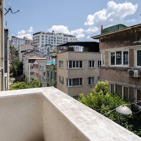Chic 2br Retreat House - Heart Of Cihangir! #394 Hébergement de vacances Istambul